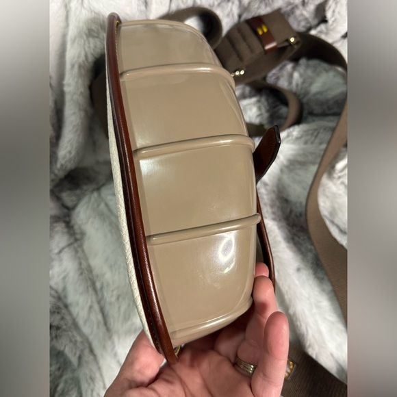 Dooney & Bourke - Duck Crossbody Bag - EUC - White Pebbled Leather & Webbed Body - Picture 4 of 11